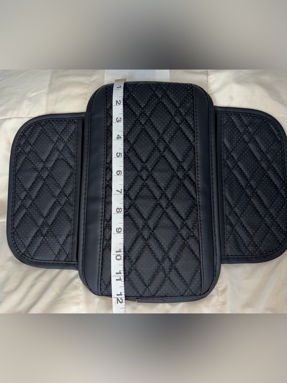 Auto armrest cover with pockets